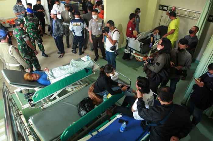Sejumlah korban luka menerima perawatan medis di sebuah rumah sakit di Malang, Provinsi Jawa Timur, pada 2 Oktober 2022.