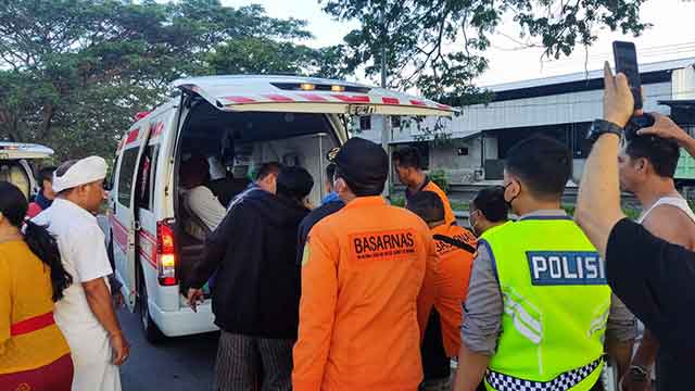 Sebuah mobil alami kecelakaan tunggal di Jalan Ida Bagus Mantra, Selasa (11/10/2022) pagi. Kendaraan jenis APV tersebut hendak menuju Karangasem, namun hilang kendali hingga oleng ke kiri dan terperosok ke parit.