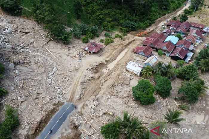 Foto udara perkampungan yang terkena longsor dan banjir bandang di Desa Sondoang, Kecamatan Kalukku, Mamuju, Sulawesi Barat, Jumat (14/10/2022).