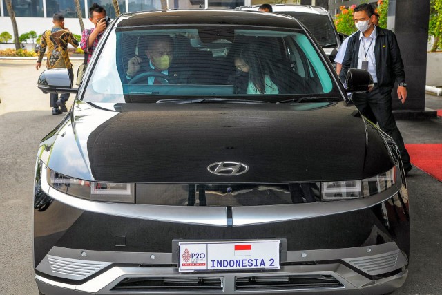 Wakil Ketua DPR RI Lodewijk F. Paulus (kiri) saat mencoba mengendarai mobil listrik Hyundai IONIQ 5, di lingkungan Gedung Nusantara, Selasa (4/10/2022).