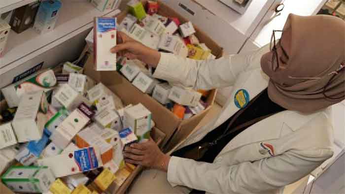 Petugas mengumpulkan berbagai jenis merek obat sirop yang dilarang dijual untuk sementara waktu di salah satu apotek, Kendari, Kendari, Sulawesi Tenggara, Kamis (20/10/2022).