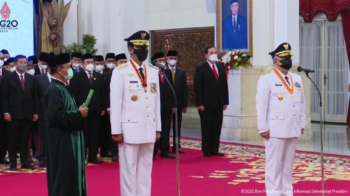 Jokowi lantik Sri Sultan Hamengku Buwono X dan KGPAA Paku Alam X sebagai Gubernur dan Wakil Gubernur DIY periode 2022-2027.
