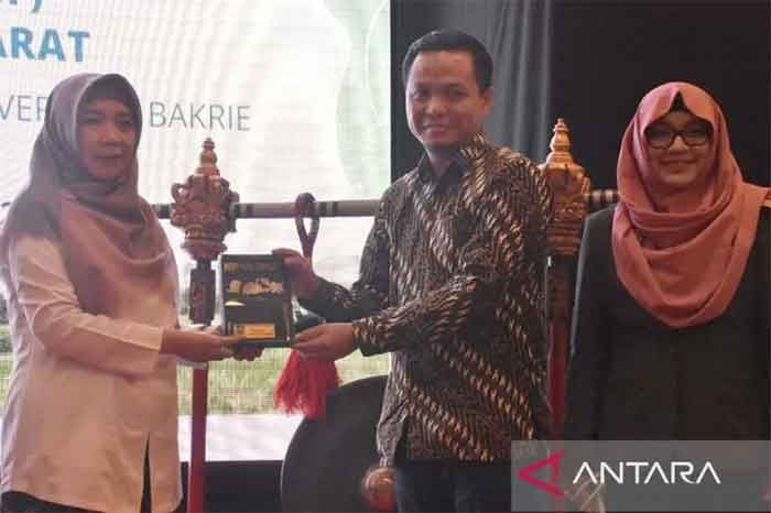 Wakil Gubernur NTB H Sitti Rohmi Djalilah didampingi Wakil Rektor II Universitas Bakrie, Muhammad Trie Andika Kurniawan bersama Ketua Matching Fund Kedaireka 2022 Universitas Bakrie Deffi Ayu Puspito Sari pada kegiatan peluncuran program Integrasi Zero Waste dan Agrowisata