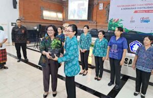 Penyerahan 6 ribu bibit cabe secara simbolis di Buleleng, Jumat (14/10/2022).