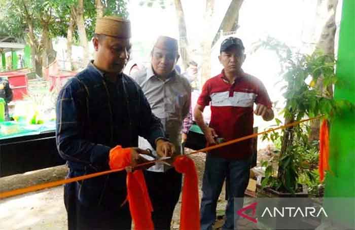 Sekretaris Daerah (Sekda) Kabupaten Gorontalo, Provinsi Gorontalo, Roni Sampir (kiri) meresmikan Klinik Kesehatan Kerja khusus untuk melindungi pekerja penyapu jalan, pengangkut sampah, dan para pemangkas rumput dan pohon di Kabupaten Gorontalo, Senin (24/10/2022).