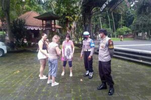 UKL Polsek Abiansemal Lakukan Patroli Ke Objek Wisata Sangeh.