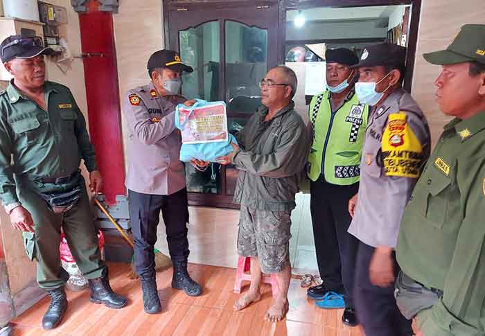 Waka Polsek Kuta Utara Iptu AA. Ketut Nuasa S.Sos di dampingi Anggota menyalurkan bantuan sembako dari Kapolres Badung AKBP Leo Dedy Defretes, S.I.K.,S.H.,M.H. kepada masyarakat di wilayah Desa Desa Tibubeneng Kecamatan Kuta Utara, Kabupaten Badung. Jumat (7/10).