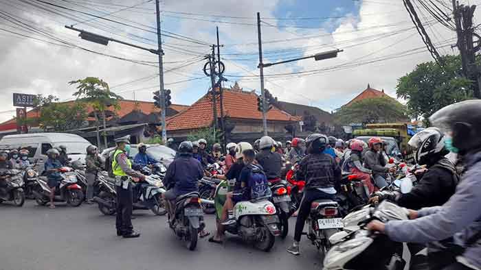 Personil Lantas Polsek Kuta Utara Tingkatkan Pelayanan Terhadap Pengguna Jalan.