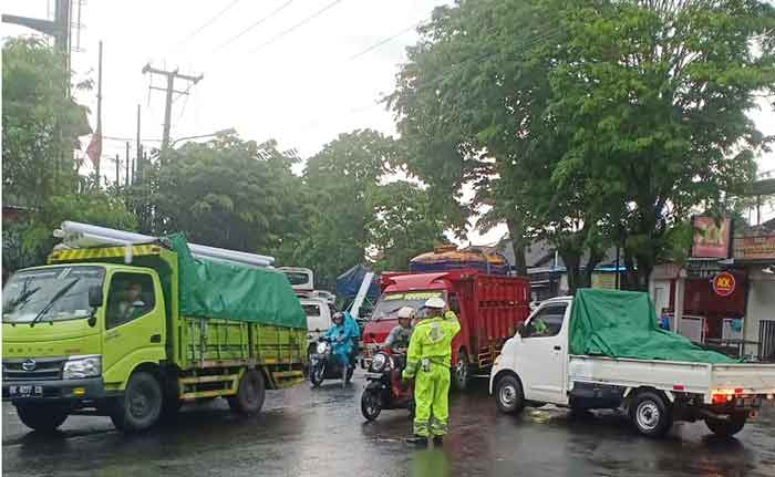 Personil Polsek Mengwi memberikan pelayanan kepada masyarakat khususnya pengguna jalan raya.