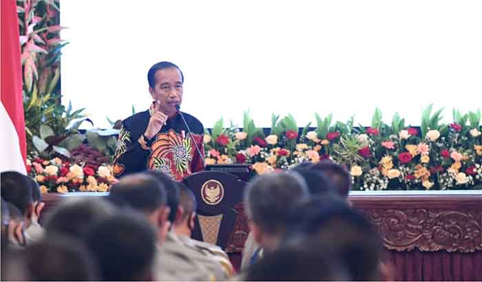 Presiden Joko Widodo menyampaikan sedikitnya lima arahan kepada jajaran Kepolisian Negara Republik Indonesia (Polri), mulai dari para pejabat utama Mabes Polri, kepala kepolisian daerah (kapolda), hingga kepala kepolisian resor (kapolres) seluruh Tanah Air di Istana Negara, Jakarta, pada Jumat (14/10/2022).