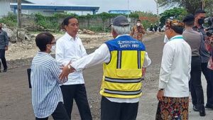 Presiden Joko Widodo meninjau perbaikan jalan pendukung G20 di Bali.