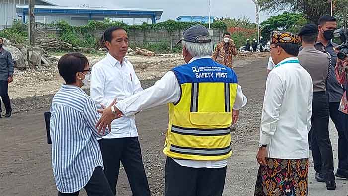 Presiden Joko Widodo meninjau perbaikan jalan pendukung G20 di Bali.