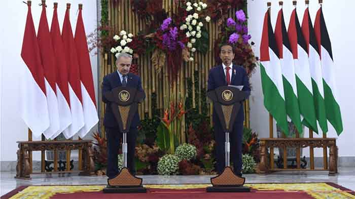 Presiden Joko Widodo dan Perdana Menteri (PM) Palestina Mohammad I.M. Shtayyeh menyampaikan keterangan setelah pertemuan di Istana Kepresidenan Bogor, Jawa Barat, pada Senin, 24 Oktober 2022.