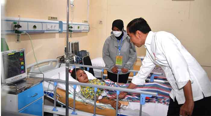 Presiden Joko Widodo mengunjungi Rumah Sakit Umum Daerah (RSUD) dr. Saiful Anwar, Kota Malang, Jawa Timur, pada Rabu, 5 Oktober 2022, untuk melihat kondisi korban selamat dalam tragedi sepak bola di Kanjuruhan