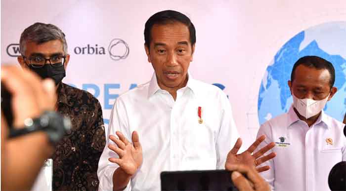 Presiden Joko Widodo menyampaikan keterangannya kepada awak media di Kawasan Industri Terpadu Batang (KITB), Kabupaten Batang, Provinsi Jawa Tengah, pada Senin, 3 Oktober 2022.