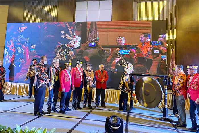 Agung Muda Intelijen Dr. Amir Yanto, S.H., M.M., M.H. hadir dalam Rapat Kerja Nasional (Rakernas) I Majelis Adat Dayak Nasional (MADN) Tahun 2022, bertempat di Ballroom Hotel Novotel, Kamis (13/10/2022).