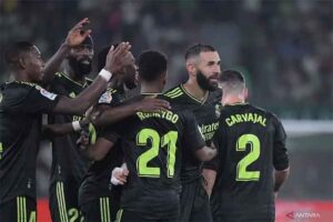 Kapten Real Madrid Karim Benzema (kanan) melakukan selebrasi dengan rekan setimnya usai mencetak gol kedua lawan Elche dalam pertandingan Liga Spanyol pada 20 Oktober 2022.