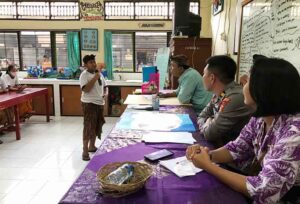 Siswa MP N 5 Denpasar menyampaikan aspirasi dalam aksi demo.