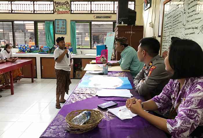 Siswa MP N 5 Denpasar menyampaikan aspirasi dalam aksi demo.