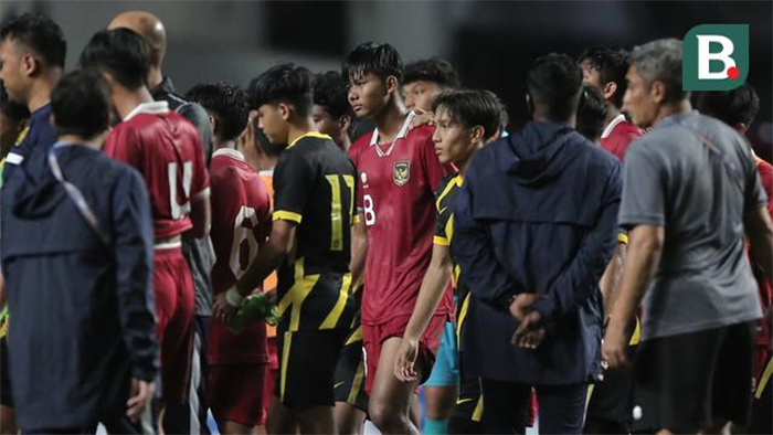 Arkhan Kaka mendapatkan banyak support dari sejumlah pemain Malaysia U-17 usai pertandingan.
