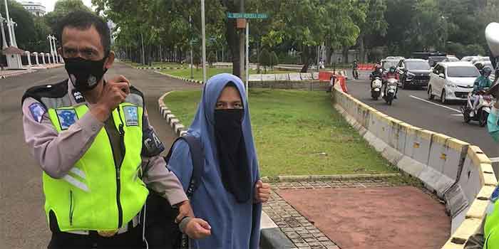 Perempuan pembawa senpi saat diserahkan ke polisi lalu lintas.