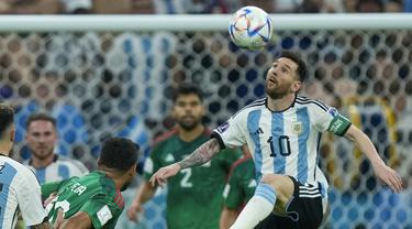 Pemain tim Argentina Leonel Messi menyundul bola dalam laga kedua group C Piala Dunia Qatar 2022, Minggu (27/11/2022). (Foto: AP Photo/Jorge Saenz)