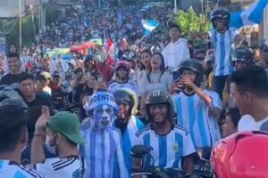 Menyambut kemenangan Tim Argentina, warga Kota Ambon Konvoi di Jalan.(Foto: M-009)
