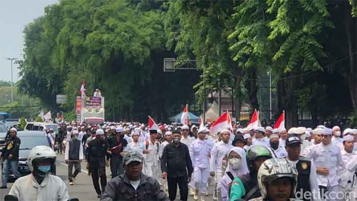 Massa aksi 411 berunjuk rasa di kawasan Patung Kuda, Jakarta, Jumat (4/11/2022).
