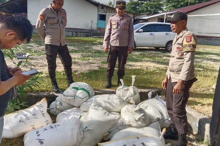 Anggota Polsek Salahutu menggagalkan penyelundupan ribuan liter Miras jenis sopi di dermaga penyeberangan Hunimual, desa Liang.