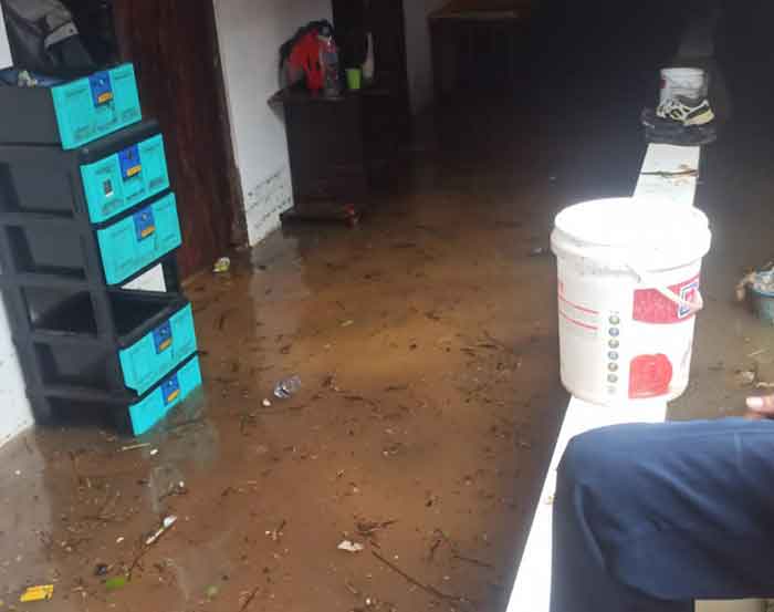 Kondisi genangan air hujan yang masuk ke rumah warga di jalan Bypass Ngurah Rai Jimbaran