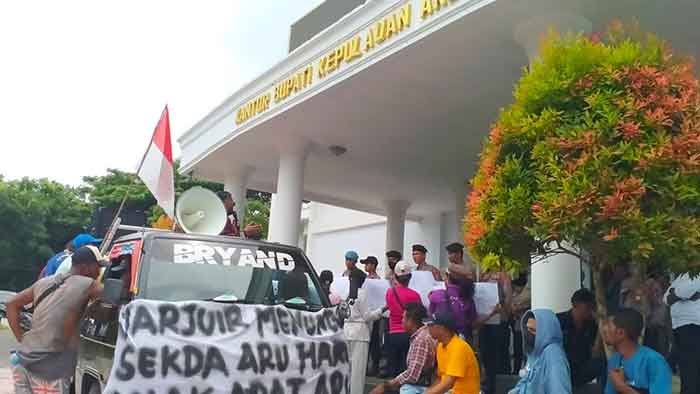 Demo Aliansi Masyarakat Adat Aru di depan Kantor Bupati Kepulauan Aru.