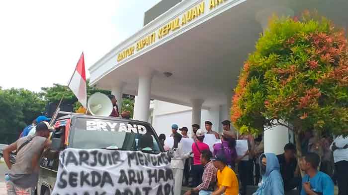 Demo Aliansi Masyarakat Adat Aru di depan Kantor Bupati Kepulauan Aru.