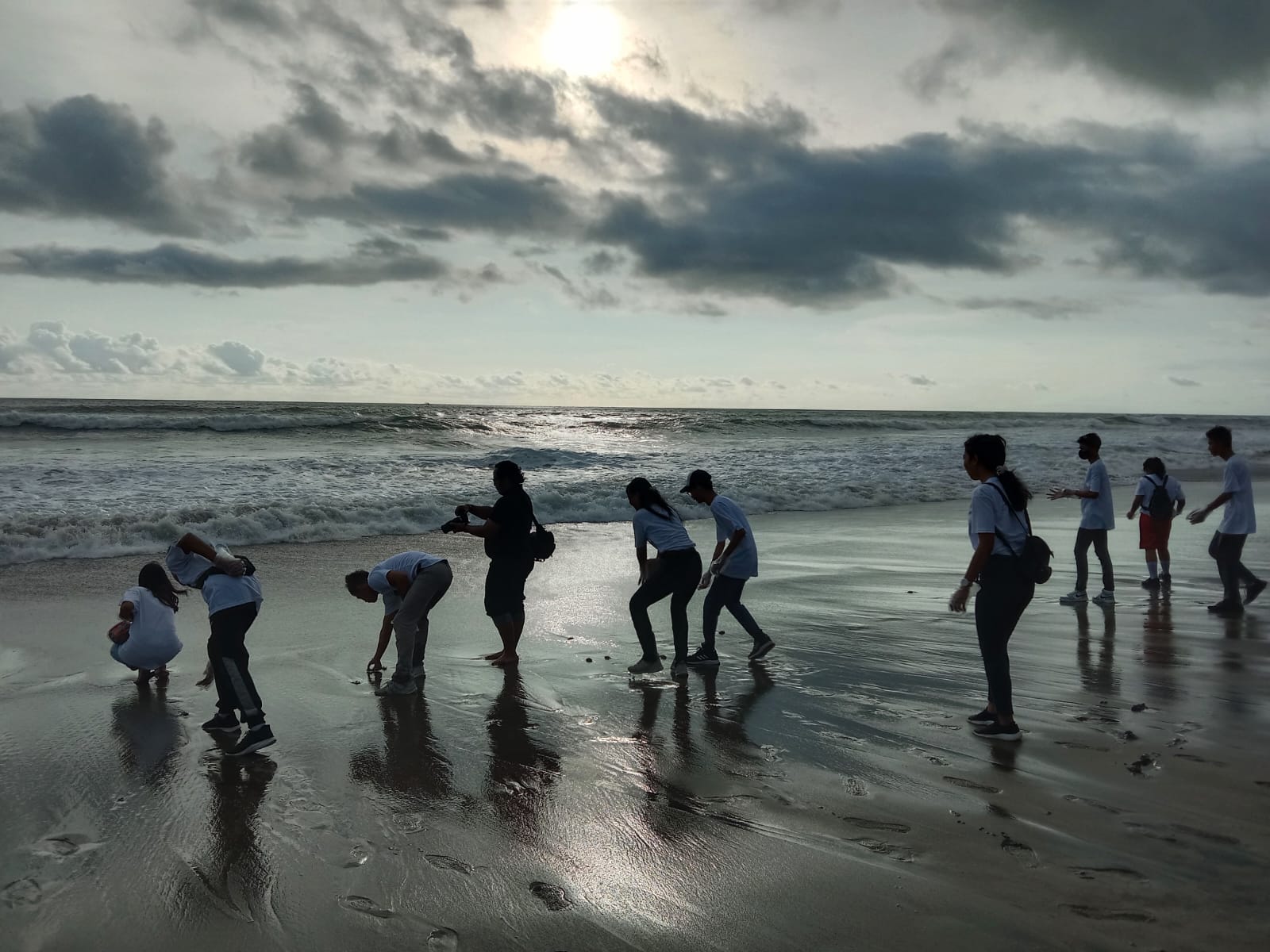 Anak anak Berkebutuhan Khusus melepas Tukik di Pantai Berawa