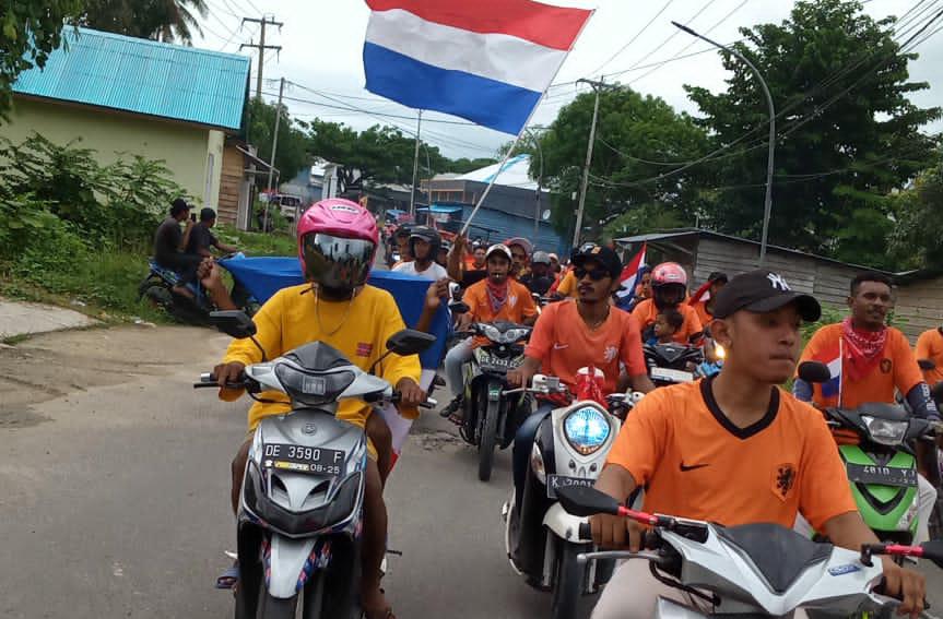 Pawai Akbar pendukung Tim Belanda, di lakukan Grup yang menamakan diri HOLLANDERS ARU, di Kabupaten Kepulauan Aru.