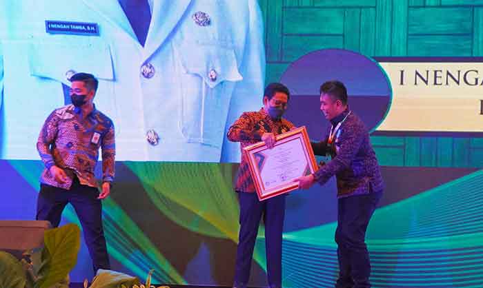 Menteri Desa PDTT Abdul Halim Iskandar menyerahkan penghargaan kepada Wakil Bupati Jembrana I Gede Ngurah Patriana Khrisna.