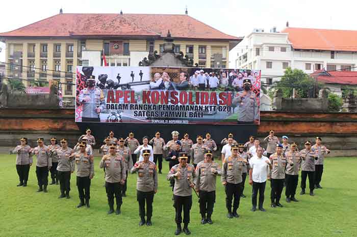 Kapolda Bali saat memimpin apel konsolidasi di Mapolda Bali, Senin (21/11/2022). (Foto: M-006)