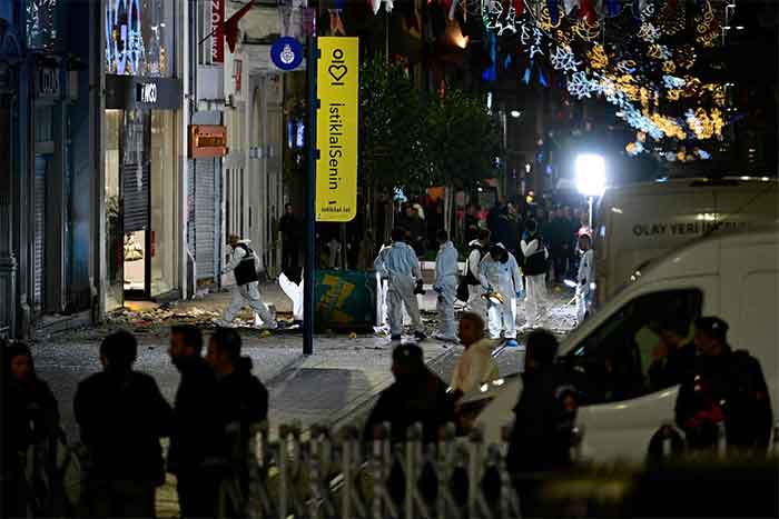 Petugas kepolisian menyelidiki lokasi ledakan di daerah Taksim, Istanbul, Turki pada Minggu (13/11) pukul 4.20 pm waktu setempat.