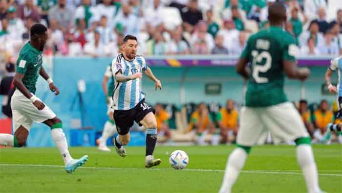Pemain Argentina Lional Messi bermain melawan Arab Saudir.