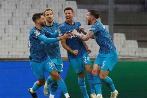 Selebrasi Clement Lenglet (kedua kanan) setelah mencetak gol untuk Tottenham Hotspur dalam pertandingan Grup D Liga Champions lawan Marseille di Stadion Velodrome pada 2 November 2022.