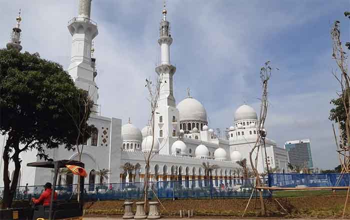 Masjid Raya Sheikh Al Zayed di Surakarta, Jawa Tengah.