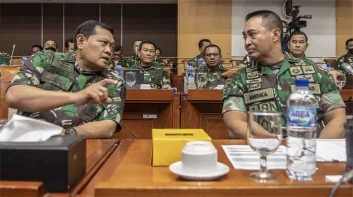 Panglima TNI Jenderal TNI Andika Perkasa (kanan) berbincang dengan Kasal Laksamana TNI Yudo Margono.