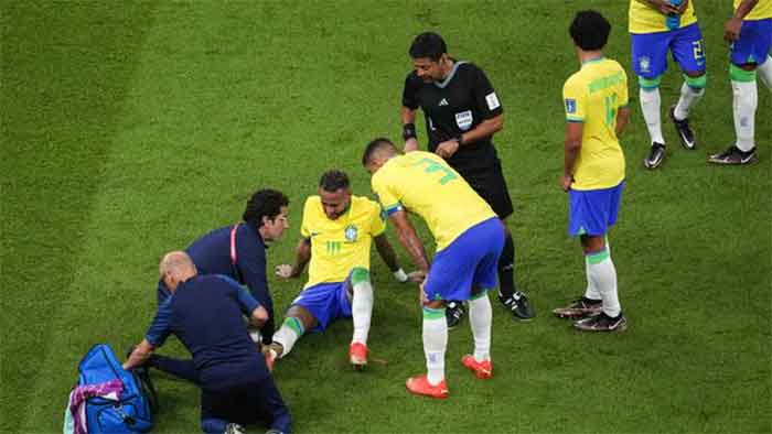 Neymar mendapat perawatan tim medis dalam pertandingan Grup G Piala Dunia 2022 melawan Serbia, Jumat (25/11/2022) dini hari WIB.
