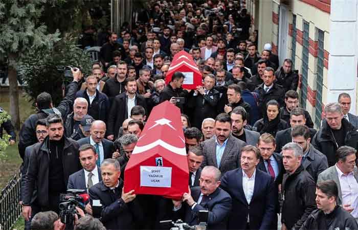 Wakil Presiden Turki Fuat Oktay (depan-kiri), Ketua Majelis Nasional Agung Turki Mustafa Sentop (depan-kanan), dan orang-orang membawa peti mati Arzu Ozsoy dan putrinya Yagmur Ucar, yang tewas dalam ledakan saat upacara pemakaman mereka di Istanbul, Turki, 14 November 2022.