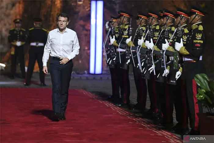 Presiden Prancis, Emmanuel Macron, berjalan kaki usai makan malam kehormatan di GWK, Badung, Selasa (15/11/2022).