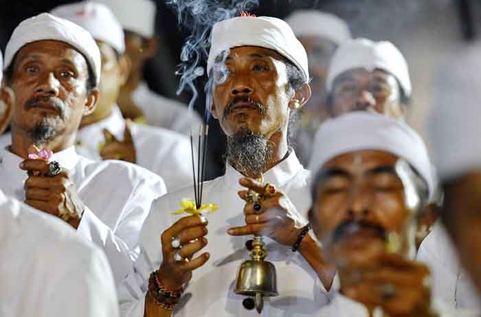 Para rohaniawan Hindu sedang berdoa bersama di Nusa Dua Bali, Jumat malam (4/11/2022).