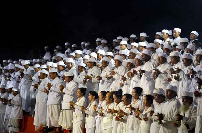 Para rohaniawan Hindu sedang berdoa bersama di Nusa Dua Bali, Jumat malam (4/11/2022).