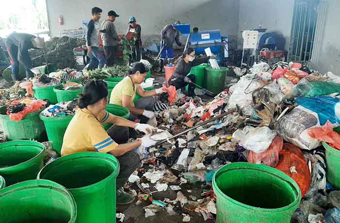 Pekerja memilah sampah organis dan unorganik di TPS 3R Uma Asri Ubung Kaja. (Foto: M-003)