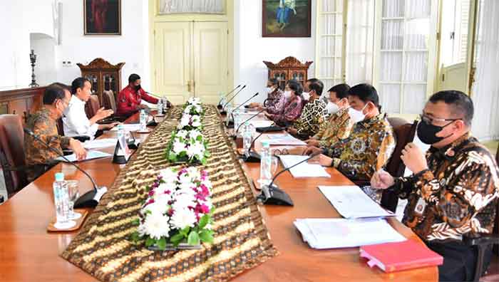 Presiden Joko Widodo didampingi Menteri Sekretaris Negara Pratikno menerima Dewan Gelar, Tanda Jasa, dan Tanda Kehormatan, di Istana Kepresidenan Bogor, Jawa Barat, pada Kamis, 3 November 2022.