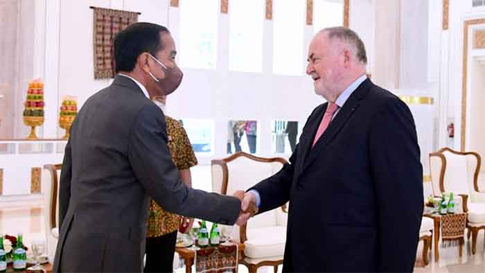 Sebelum bertolak menuju Kamboja, Presiden Joko Widodo melakukan pertemuan dengan Presiden World Water Council (WWC) Loïc Fauchon di Ruang VVIP Bandara I Gusti Ngurah Rai, Provinsi Bali, pada Rabu, 9 November 2022.