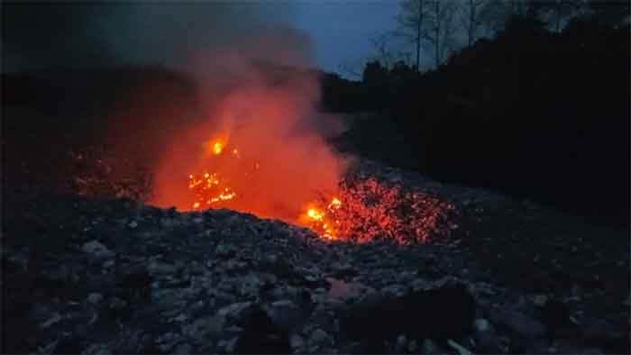 Kobaran api di sebelah utara TPAS Karangrejo. Akibat akses yang tidak memadai membuat mobil damkar tidak bisa mendekati titik api.